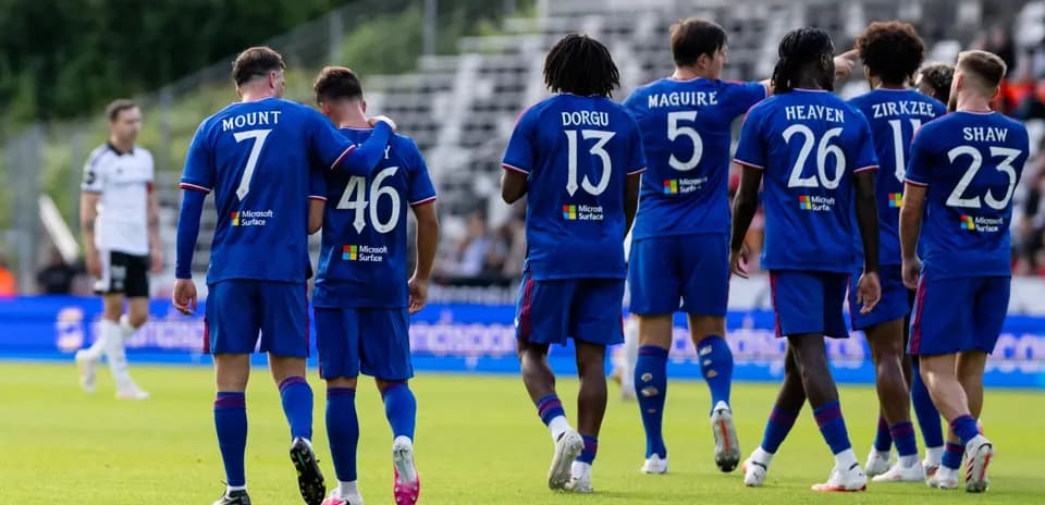 Jugadores de equipo azul celebrando en el campo