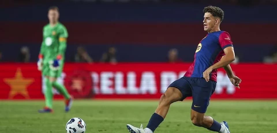 Jugador del FC Barcelona despejando el balón en el partido