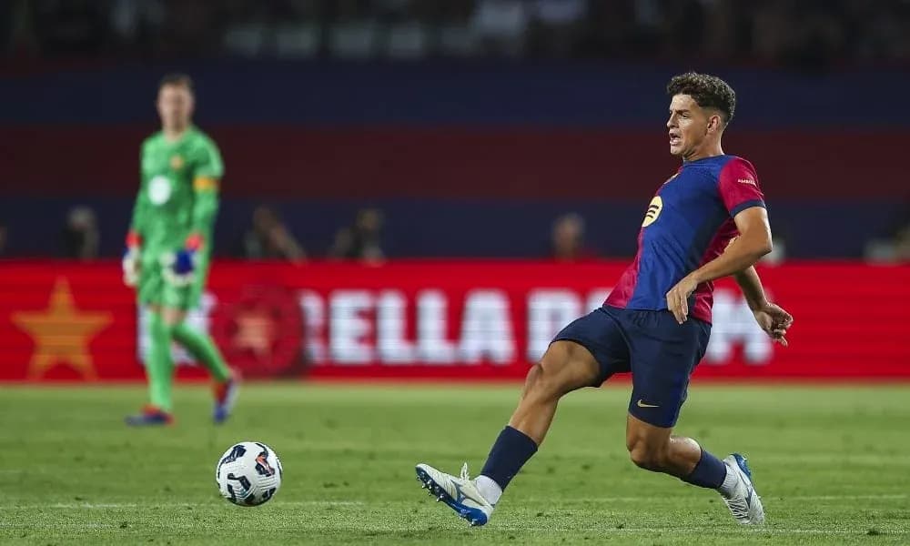 Jugador del FC Barcelona despejando el balón en el partido