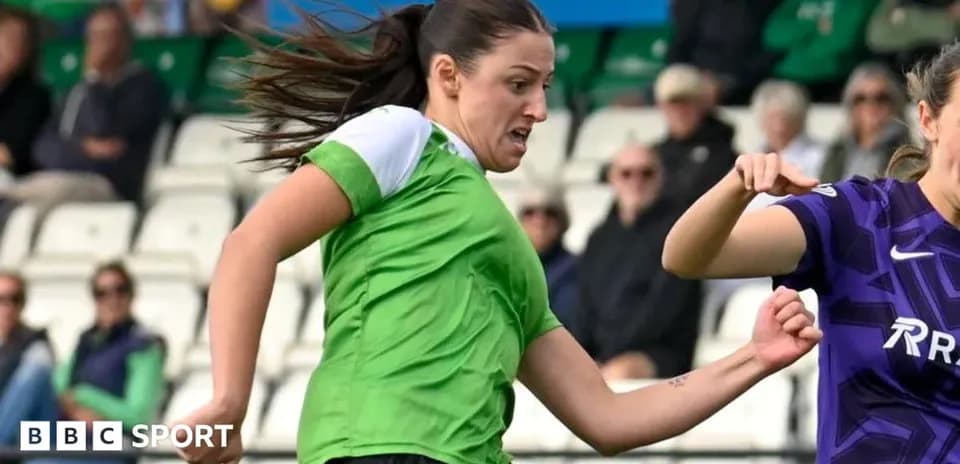Jugadora en acción durante partido de fútbol femenino