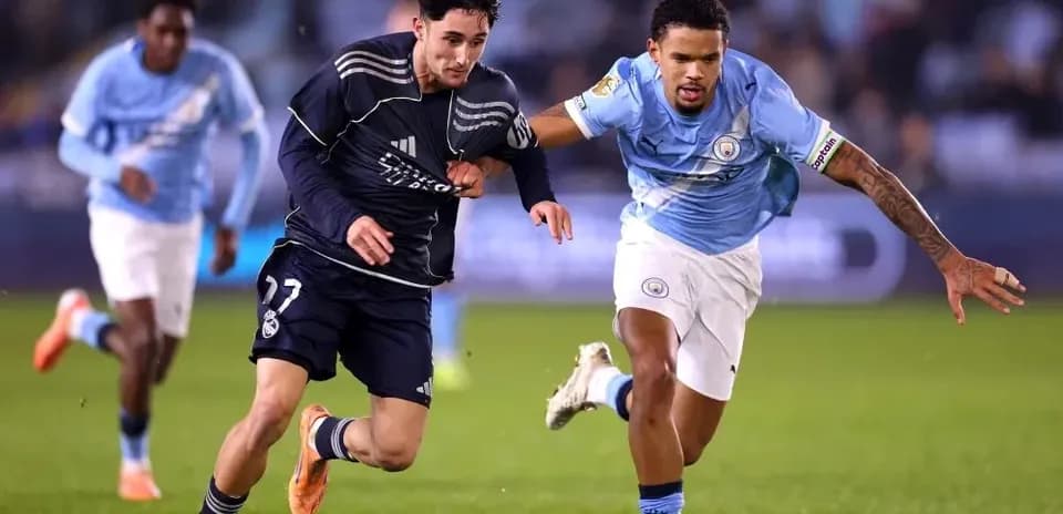 Jugador de Real Madrid corriendo con balón contra Manchester City