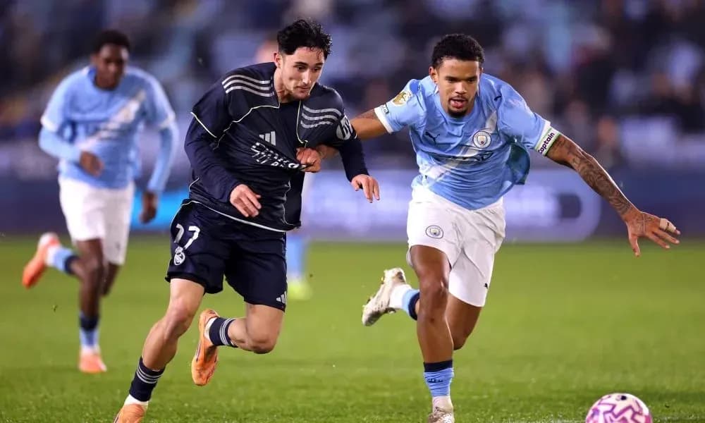 Jugador de Real Madrid corriendo con balón contra Manchester City