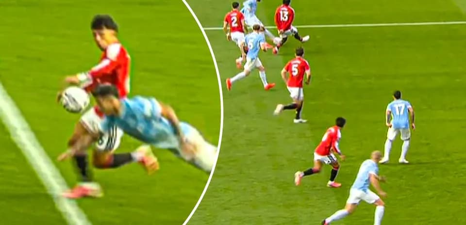 Jugador lanzando el balón durante el partido