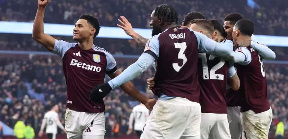 Jugadores de Aston Villa celebrando un gol