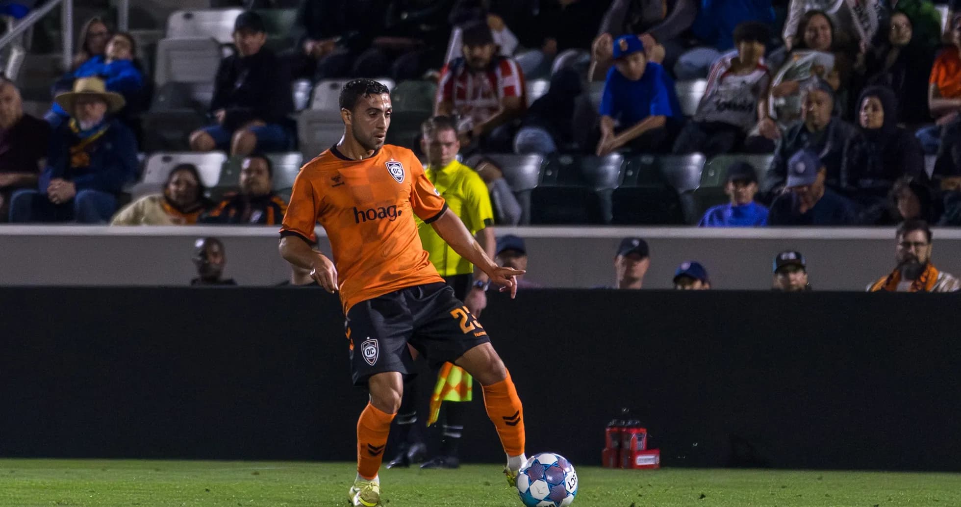 Jugador de Orange County SC en acción