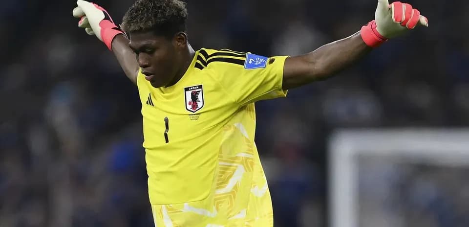 Portero de Japón en acción durante un partido