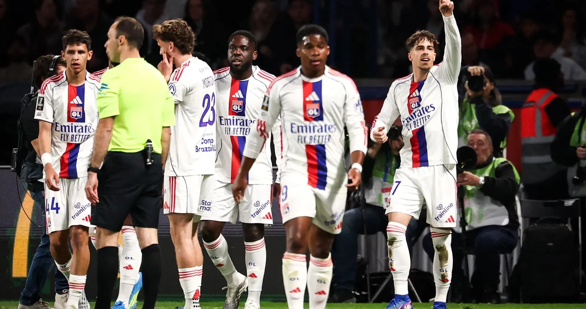 Jugadores de Olympique de Lyon durante una pausa en el juego