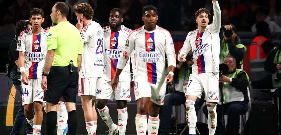 Jugadores de Olympique de Lyon durante una pausa en el juego