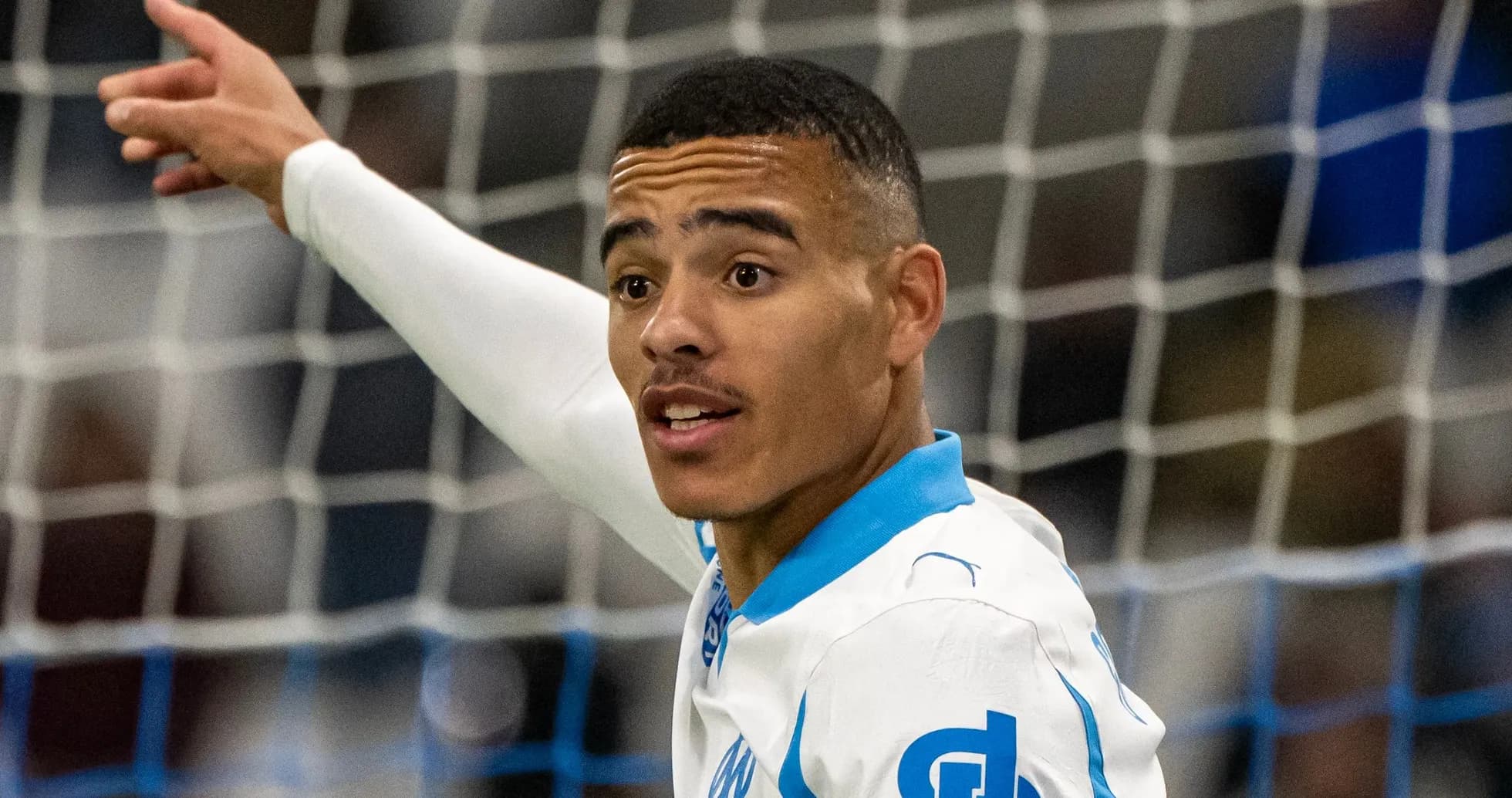 Jugador de Olympique de Marsella señalando durante partido