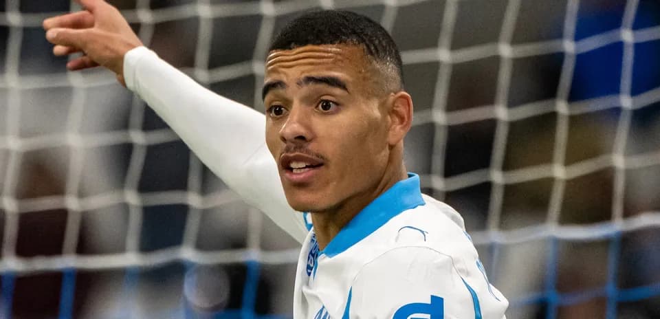 Jugador de Olympique de Marsella señalando durante partido