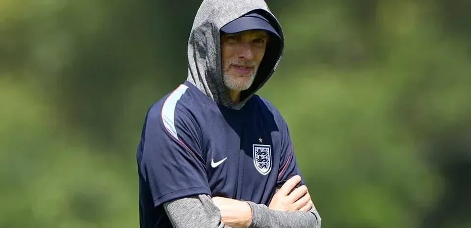 Entrenador de Inglaterra con capucha en el campo