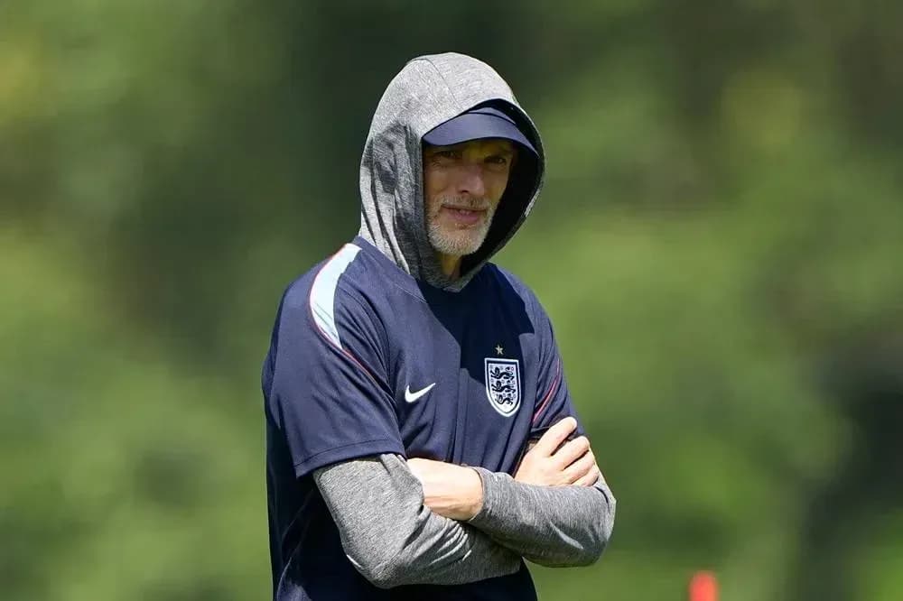 Entrenador de Inglaterra con capucha en el campo