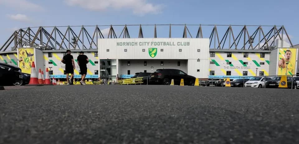 Exterior de Norwich City Football Club con aficionados