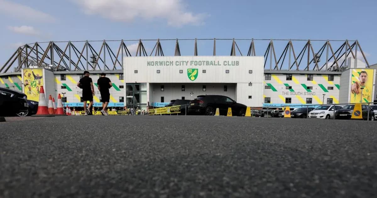 Exterior de Norwich City Football Club con aficionados