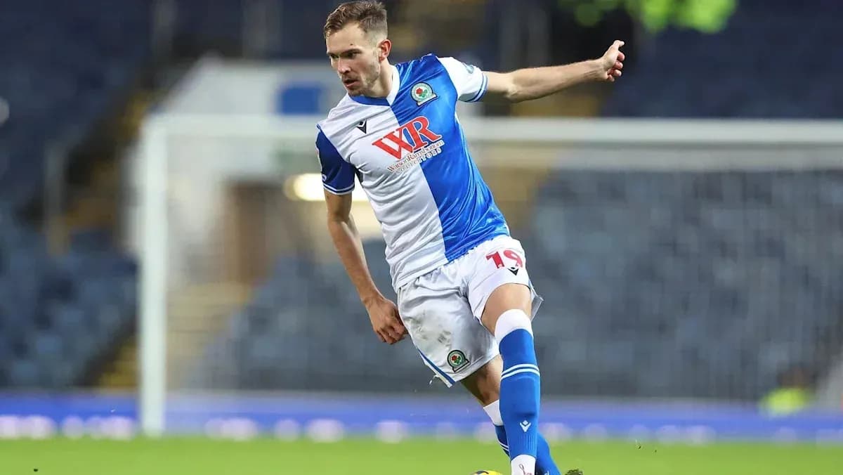 Jugador de Blackburn Rovers pateando el balón en el campo