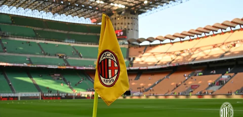 Esquina del campo de San Siro con bandera de AC Milan