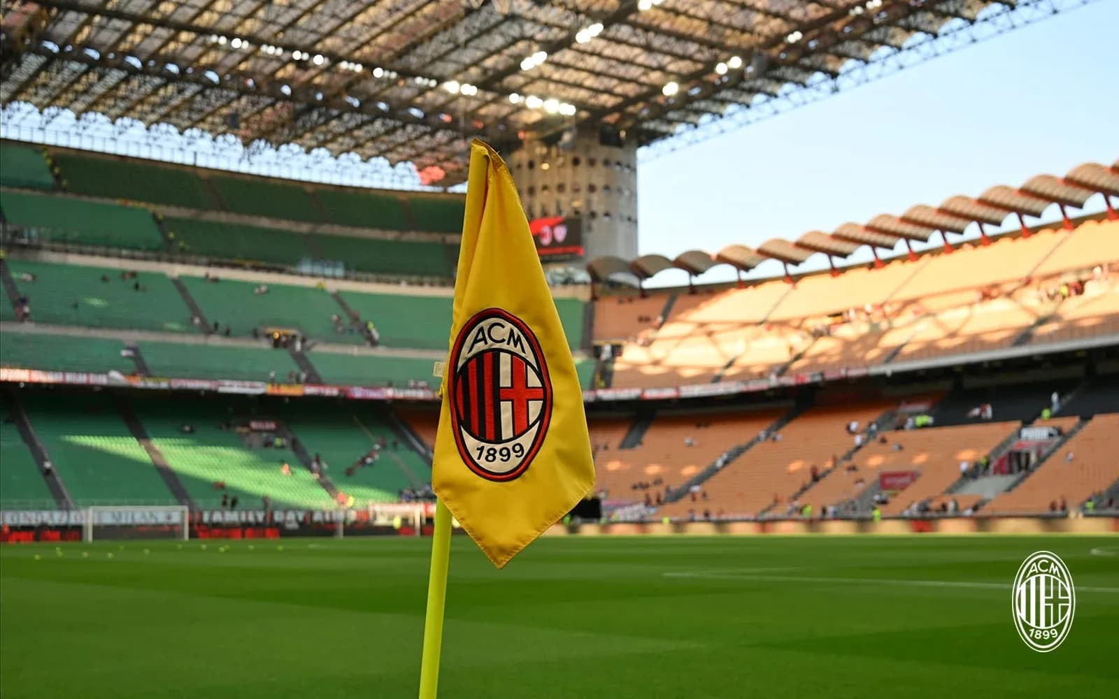 Esquina del campo de San Siro con bandera de AC Milan