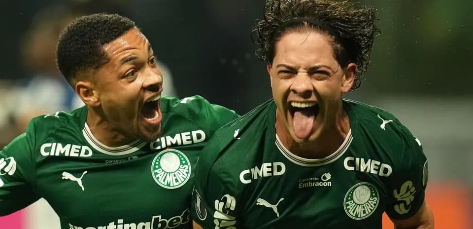 Dos jugadores de Palmeiras celebrando un gol