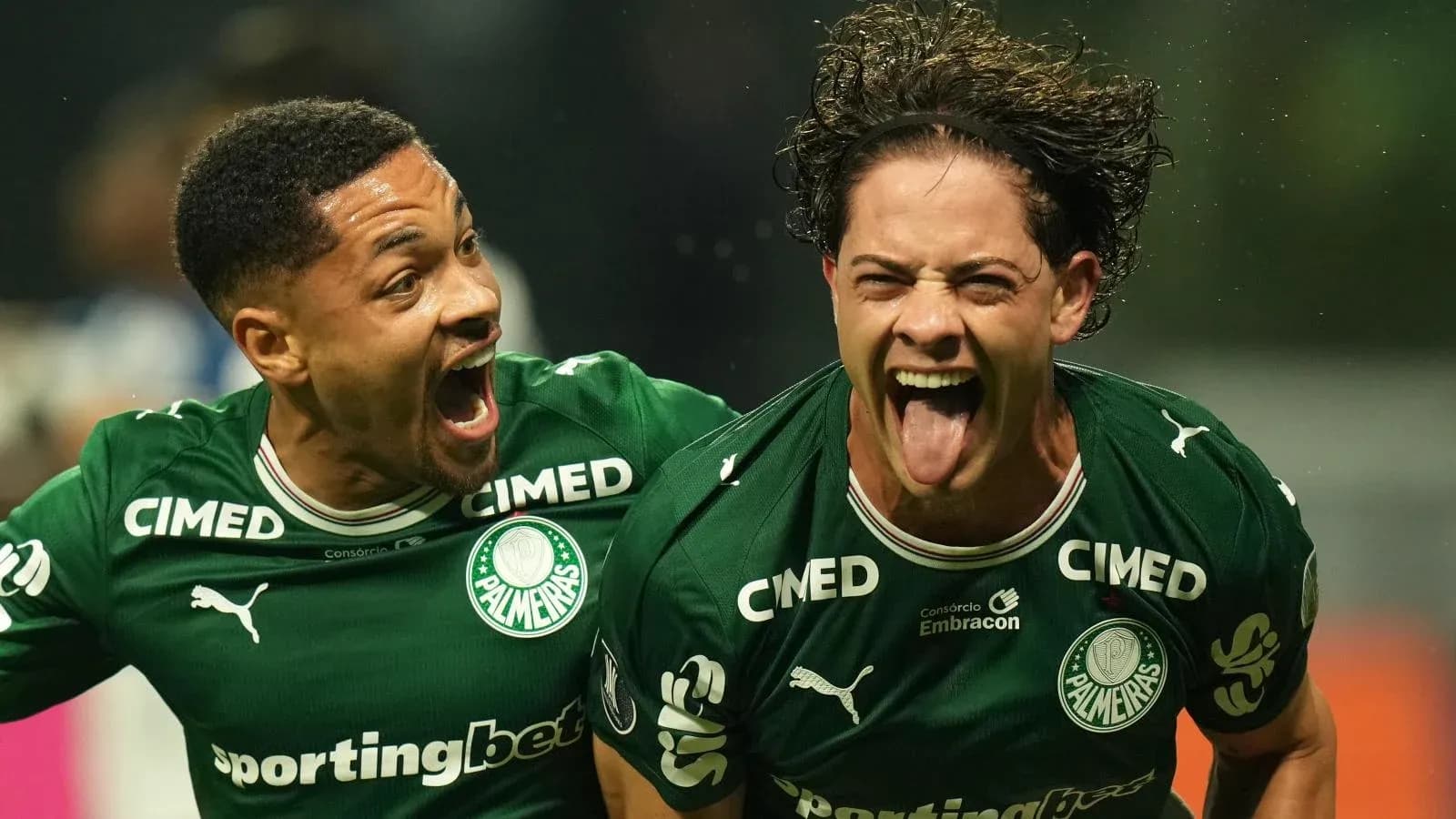 Dos jugadores de Palmeiras celebrando un gol
