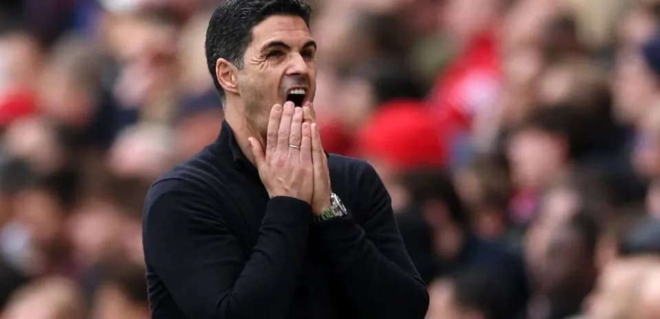 Entrenador reaccionando durante un partido de fútbol