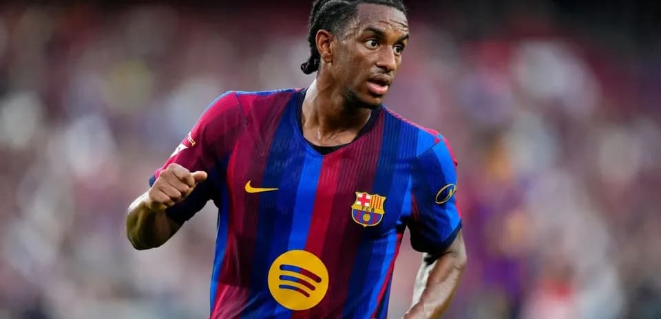 Jugador de Barcelona corriendo en el campo