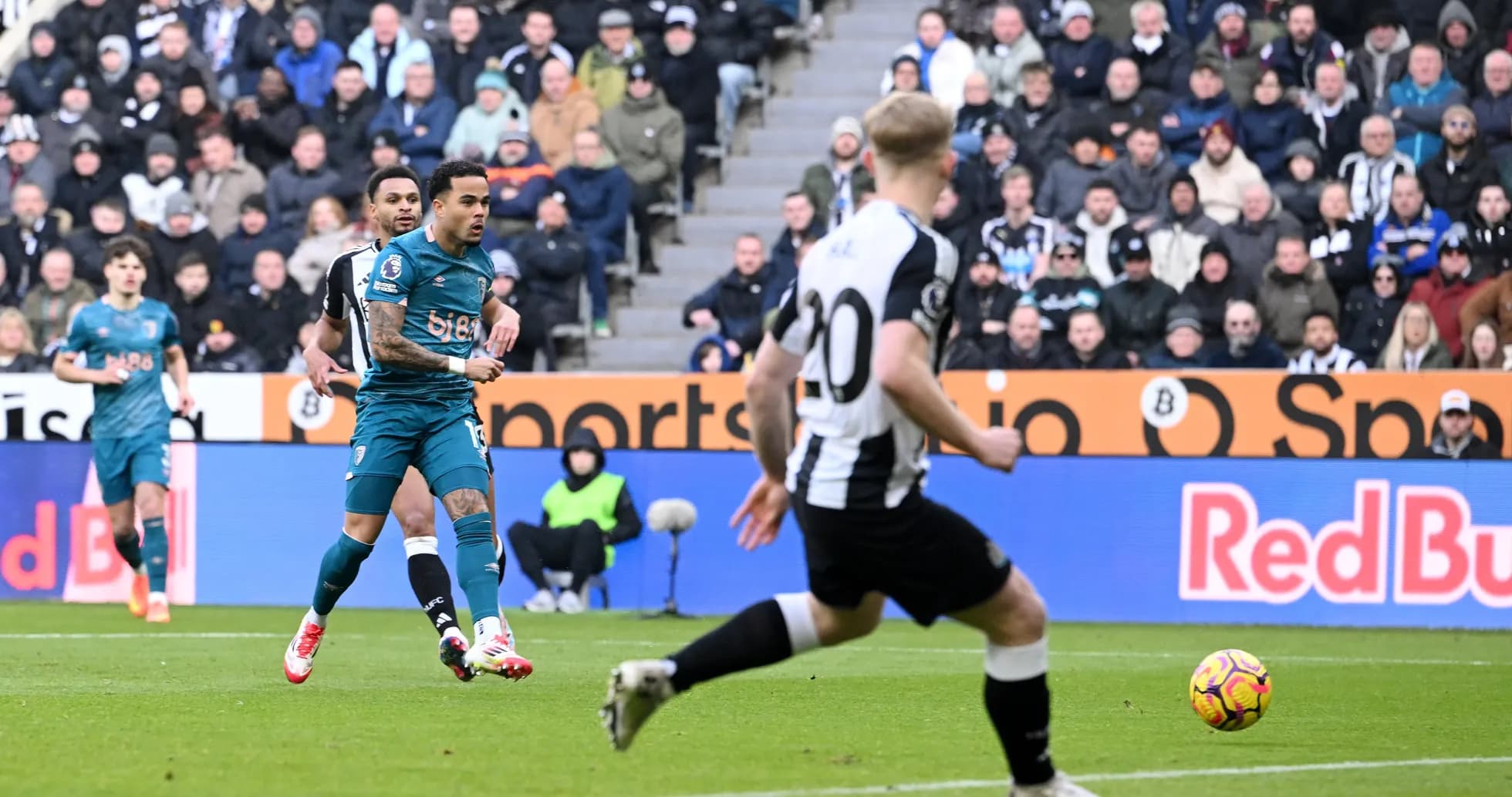 Jugadores de Newcastle y Bournemouth en acción