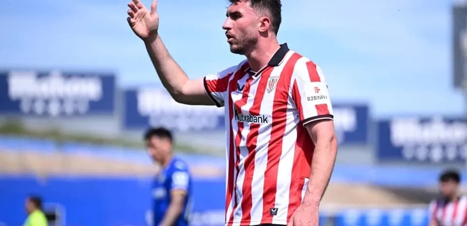 Jugador señalando durante el partido de fútbol