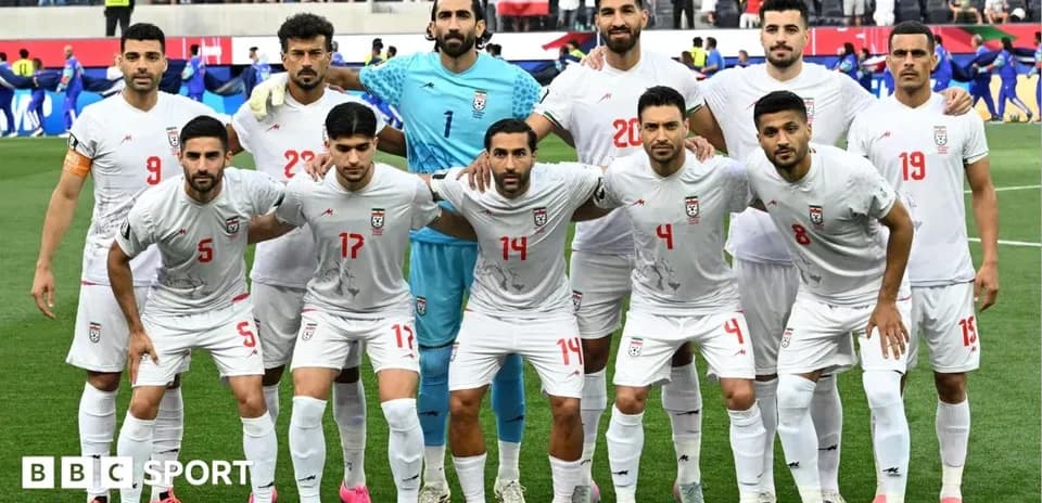 Equipo de fútbol de Irán posando en el campo