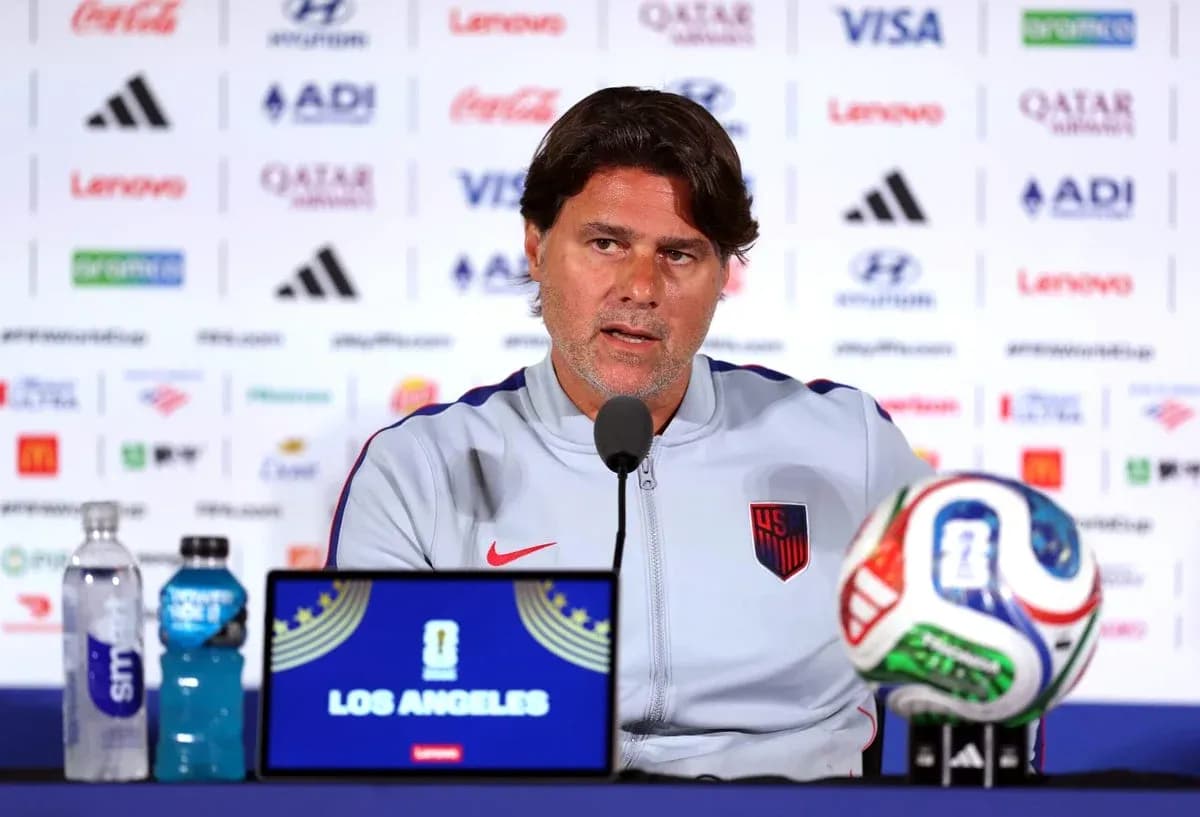 Entrenador en conferencia de prensa con balón