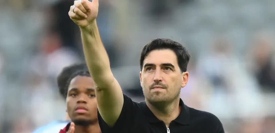 Entrenador levantando pulgar en señal de aprobación
