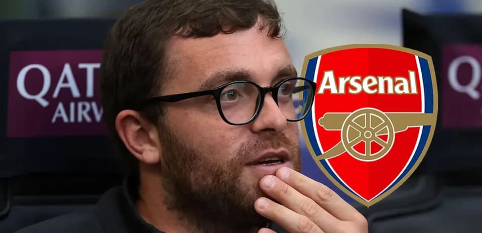 Persona pensativa con logotipo de Arsenal de fondo
