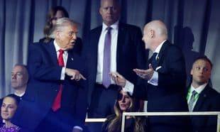 Donald Trump conversando con un hombre en evento