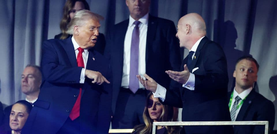 Donald Trump conversando con un hombre en evento