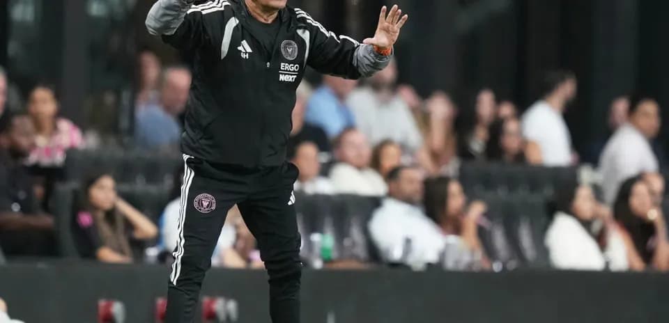 Entrenador dirigiendo desde la línea de banda