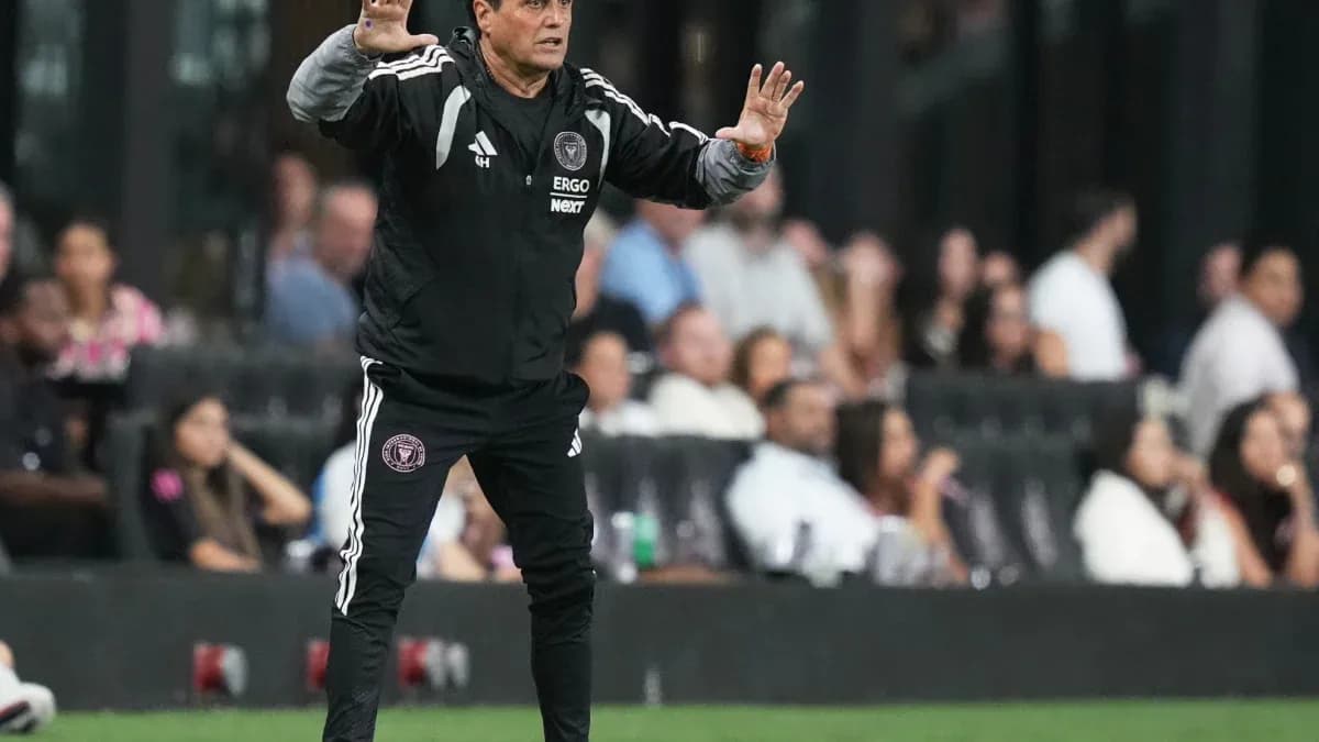 Entrenador dirigiendo desde la línea de banda
