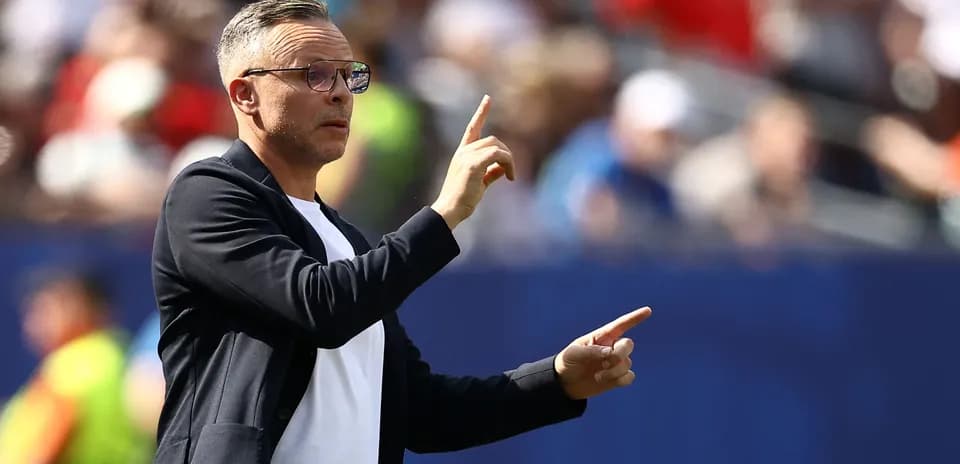 Entrenador dirigiendo desde la línea de banda