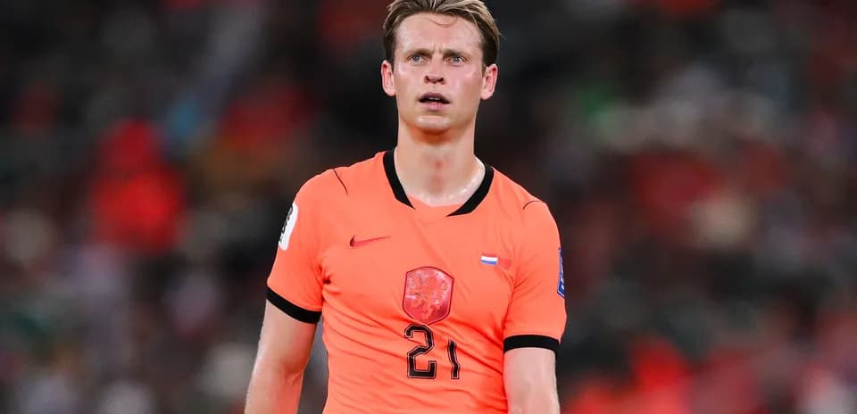 Jugador con camiseta naranja durante el partido