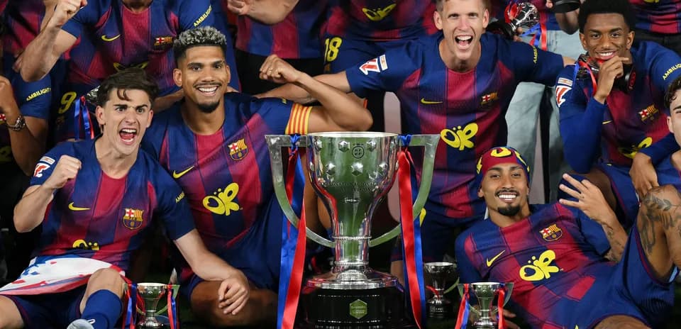 Jugadores del Barcelona celebrando con trofeos