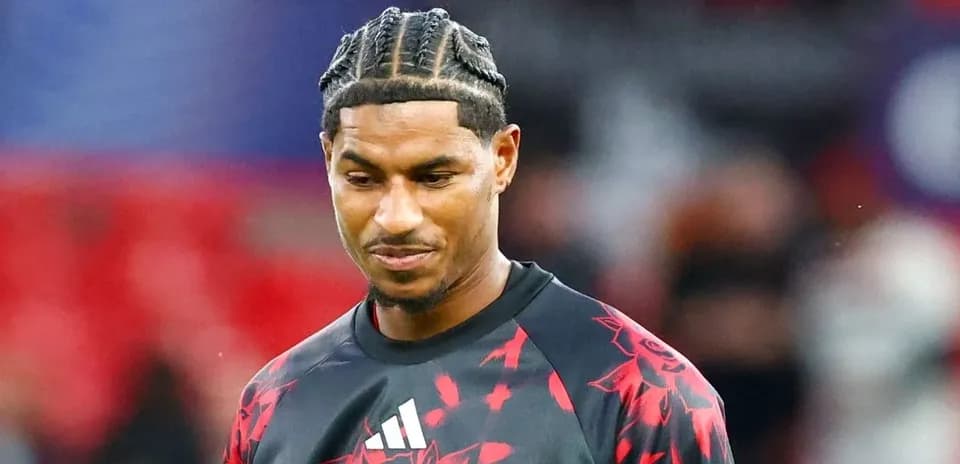 Jugador con trenzas en calentamiento previo al partido