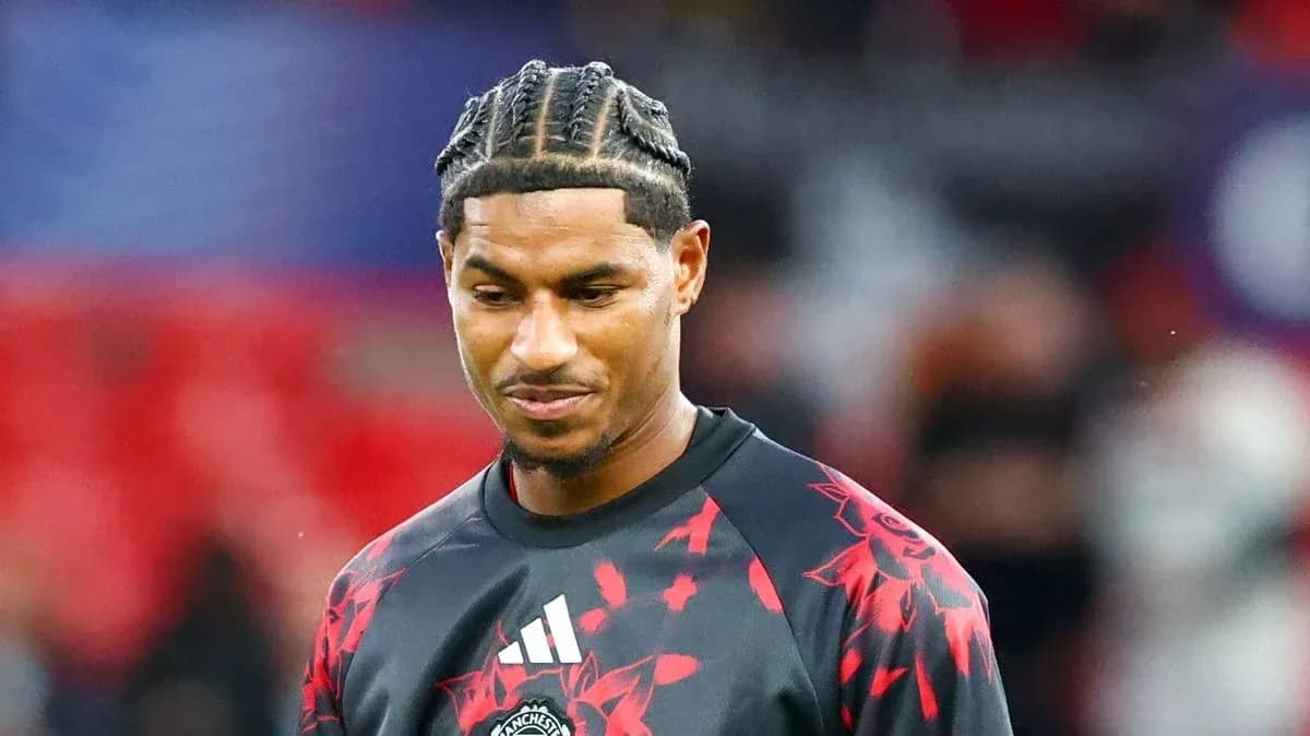Jugador con trenzas en calentamiento previo al partido