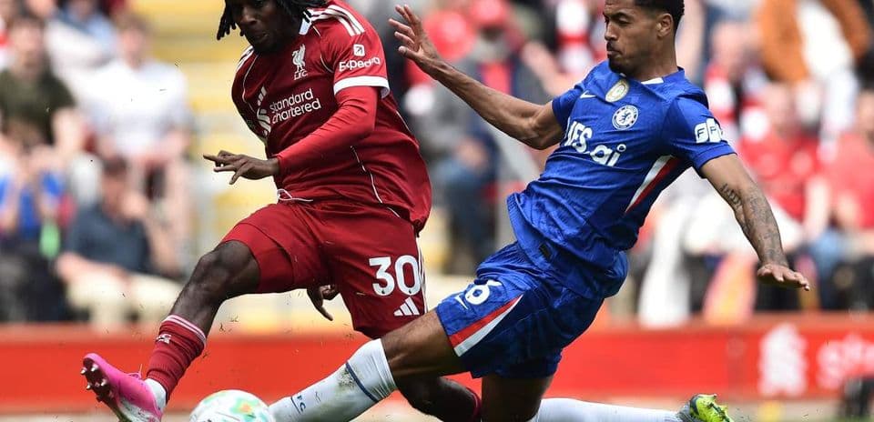 Jugadores de Liverpool y Chelsea luchando por el balón