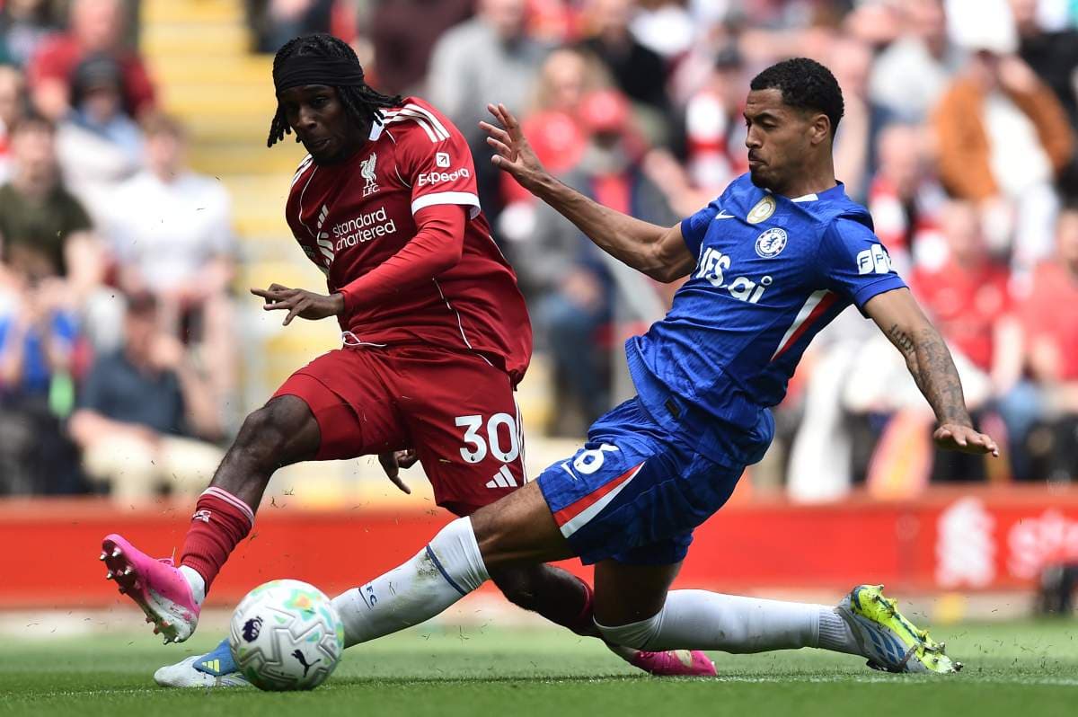 Jugadores de Liverpool y Chelsea luchando por el balón