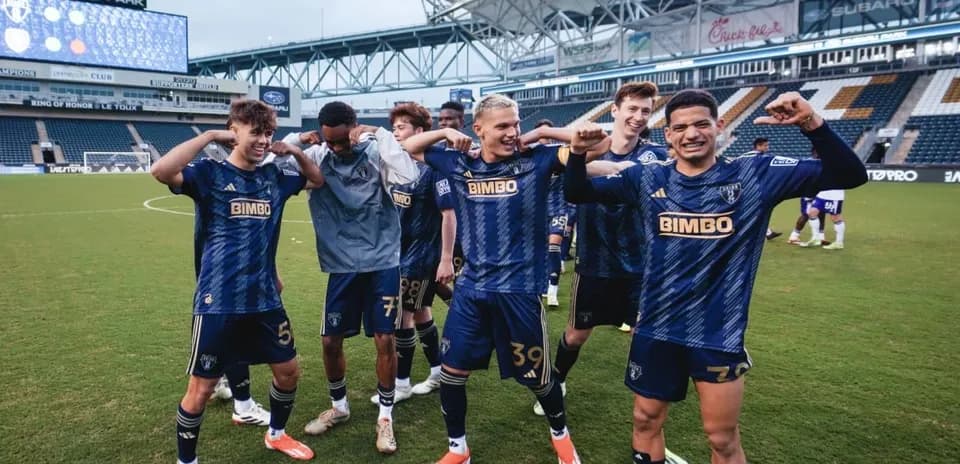 Jugadores de Sporting KC II celebrando en el campo