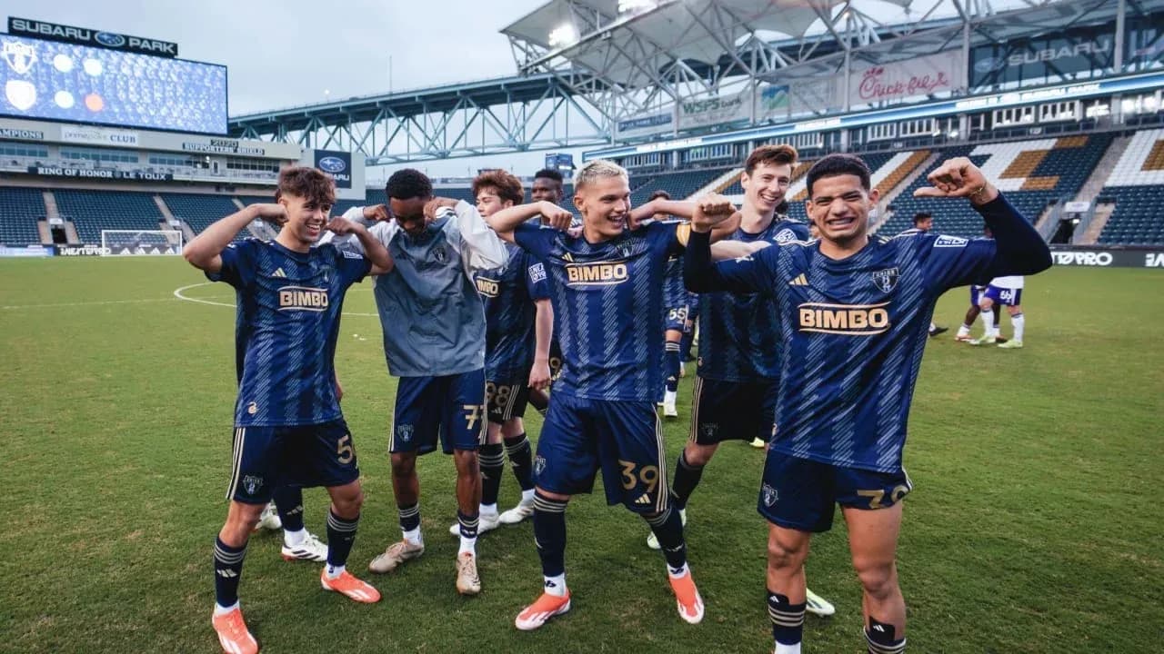 Jugadores de Sporting KC II celebrando en el campo