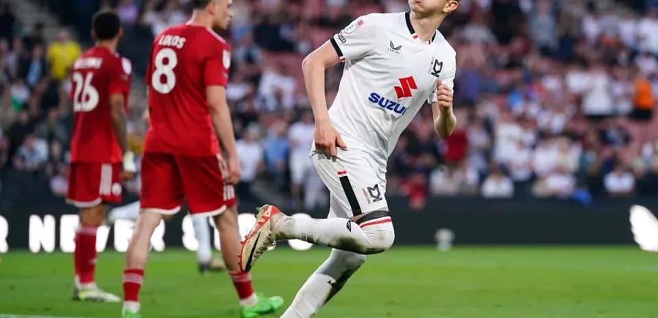 Jugador de MK Dons celebrando un gol en el partido