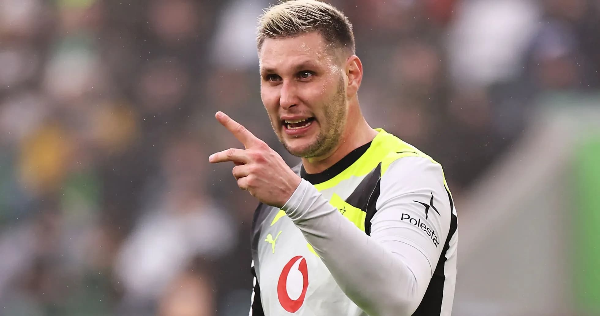 Jugador señalando durante un partido de fútbol