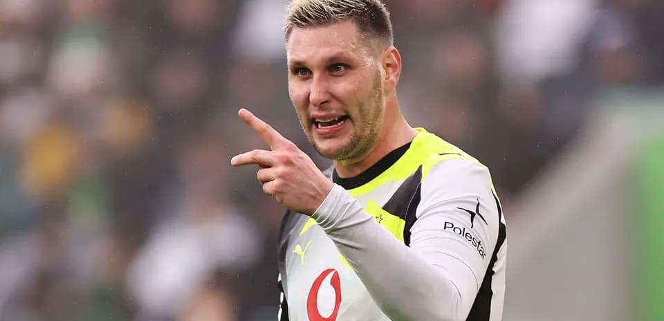 Jugador señalando durante un partido de fútbol