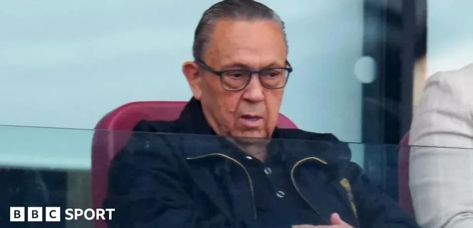 Hombre en la tribuna durante un evento deportivo