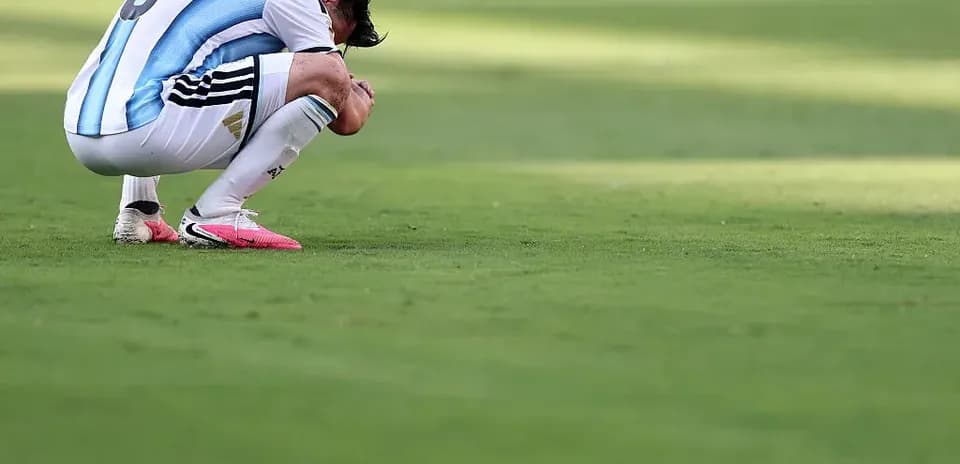 Jugador arrodillado en el campo tras el partido