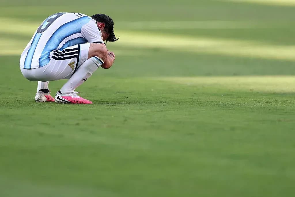 Jugador arrodillado en el campo tras el partido